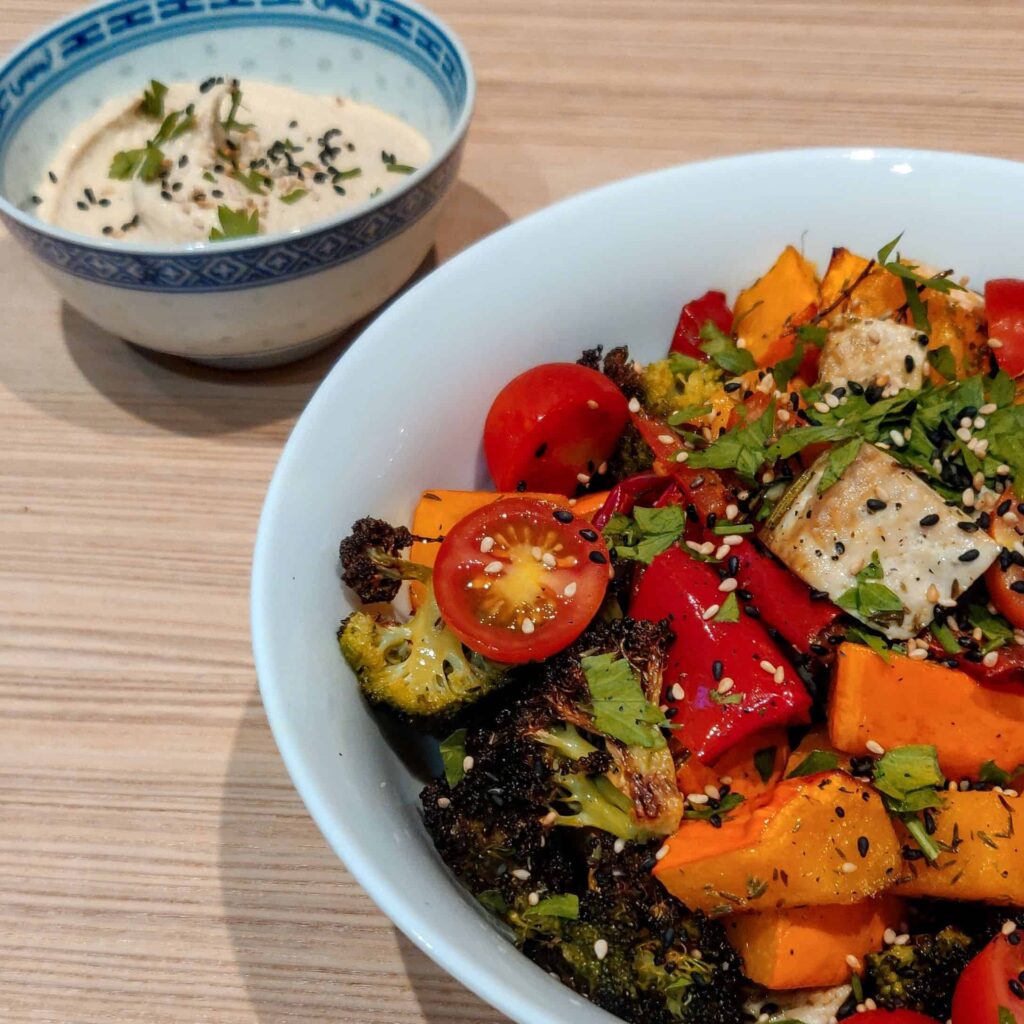 Foto von Backofengemüse mit Tofu und Hummus