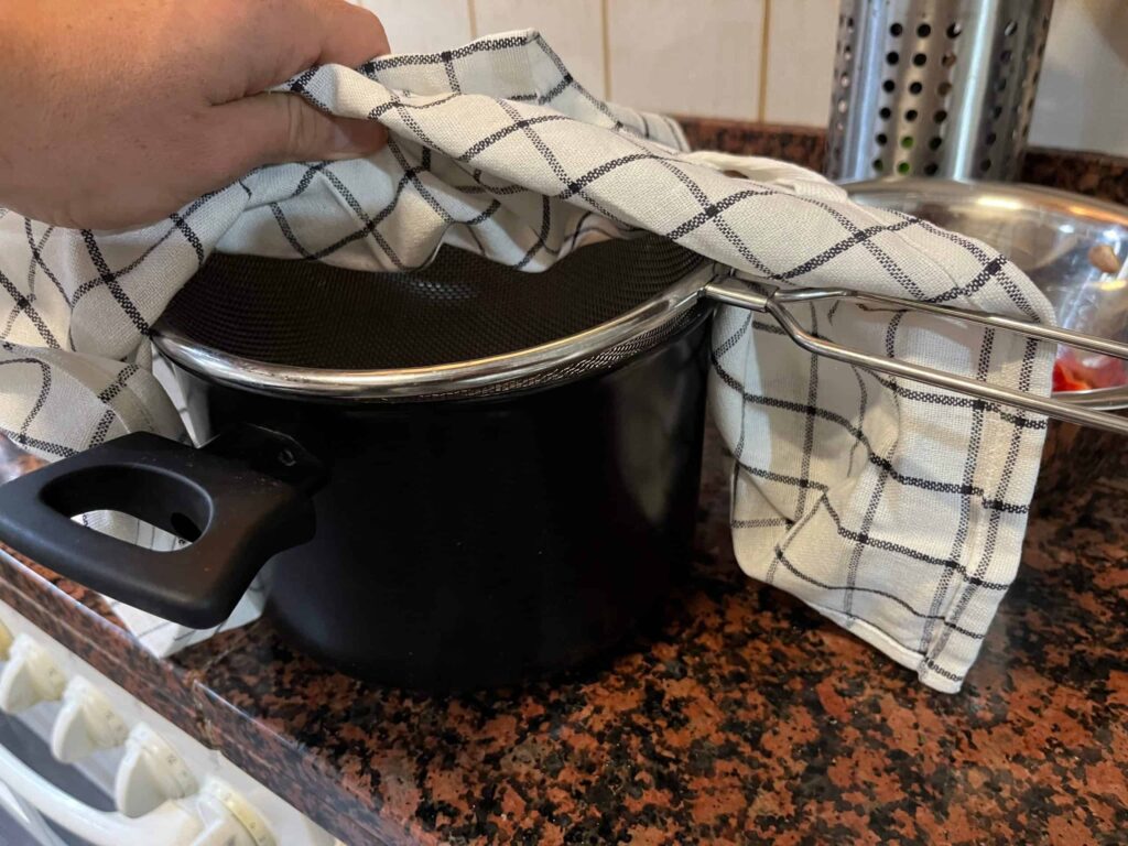 Vorbereitung von Sieb und Tuch zum Filtern der Bratensoße