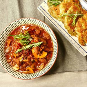 Rezept für veganes Gulasch mit Sojaschnetzeln, Champignons und knusprigen Kartoffelpuffern