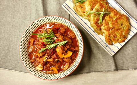 Rezept für veganes Gulasch mit Sojaschnetzeln, Champignons und knusprigen Kartoffelpuffern